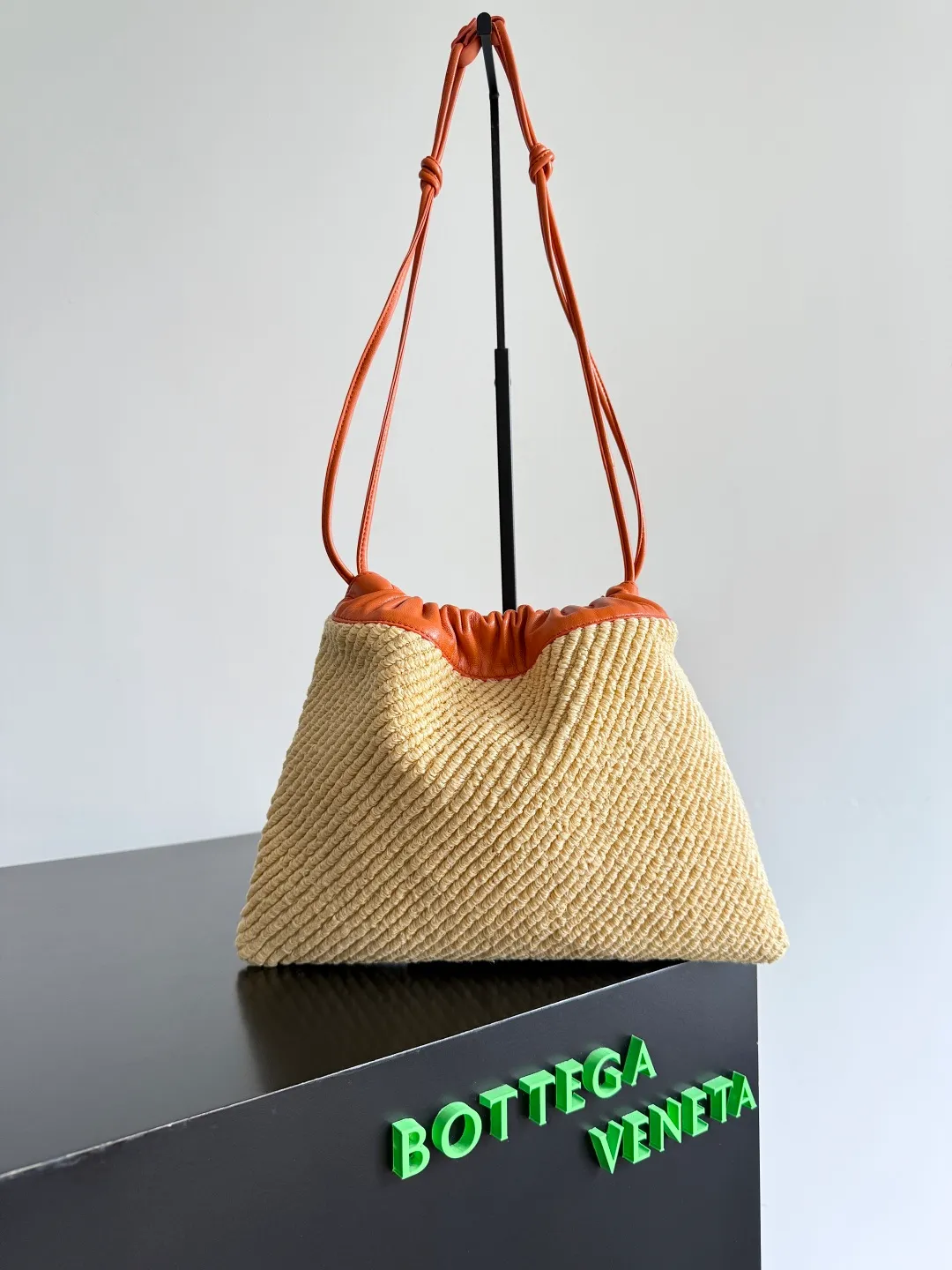 Batch 1460 BV is new in summer! The very popular dustbag has also been added to the new straw series. It is a large size. The raffia and burnt orange garbage bag is more casual and lazy. Who needs an open bag when going out in the summer? I really recommend this one. The large opening design is very convenient for taking items when you go out. The shape of the storage bag is very old-fashioned, retro and charming. The overall look is cute and bulging. The hand-carrying method is very playful. The shoulder strap is adjustable. You can adjust it to the length you like according to your preference. It can be worn under the arm, on one shoulder, cross-body, or by hand. Four carrying methods can be realized in one bag. Style number: 829218 Size: 32*23*1cm